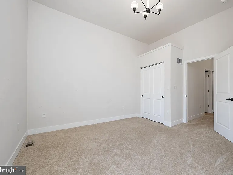 151 N York St #B — Photo 8