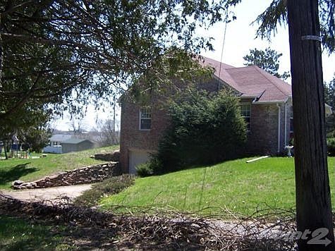 608 Pine St driveway view