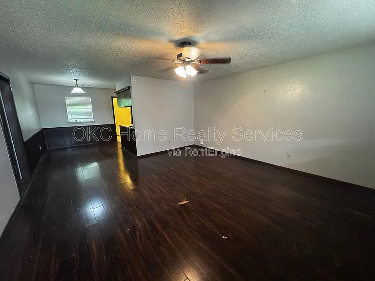 915 Delmar Cir — Photo 8
