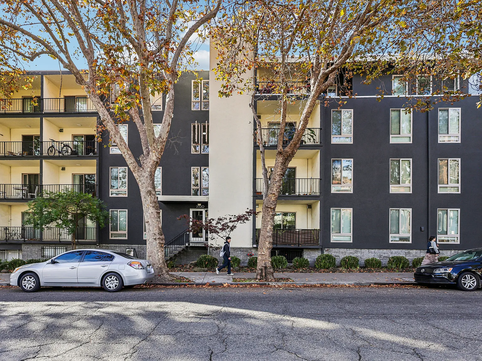 2520 College Avenue — Photo 2