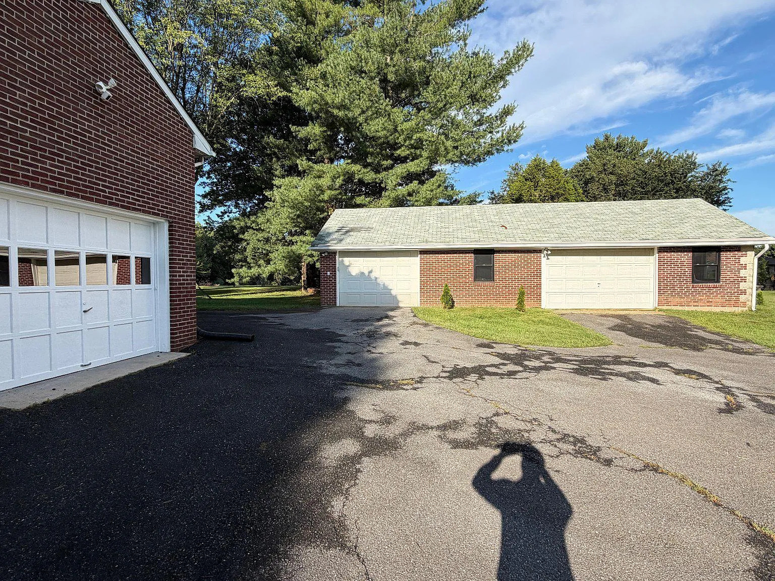 4 bed, 3.0 bath, 2695 sqft, $4,000 — Photo 2