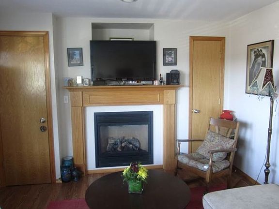 Living Room-Fireplace