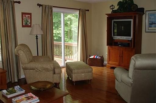 4th image of 818 Thayer St