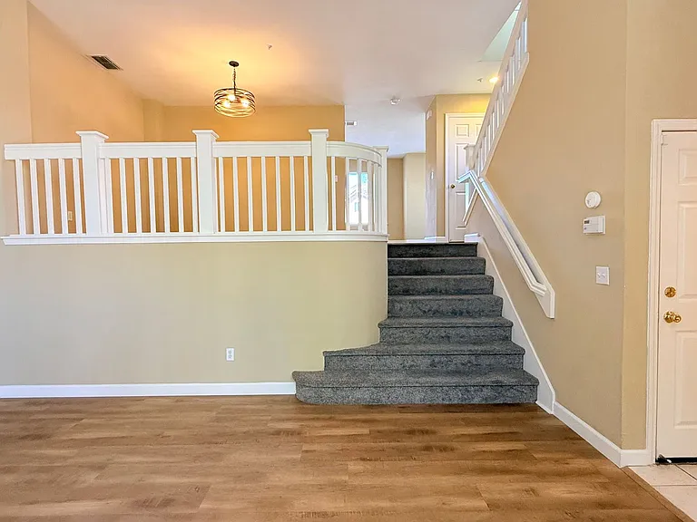 401 Skylark Ct — Photo 14