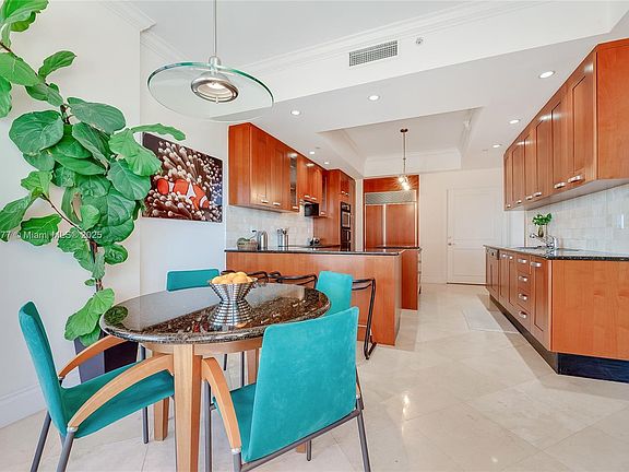 4th image of 60 Edgewater Dr #5E