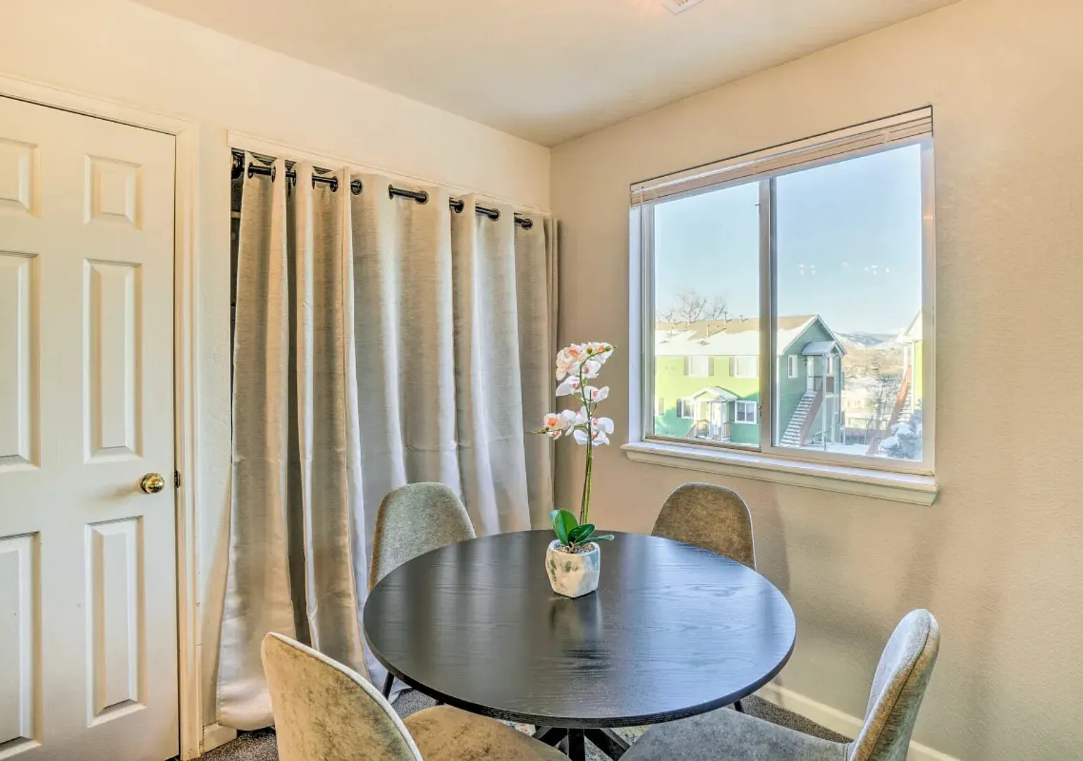 Bright Englewood Condo — Photo 4