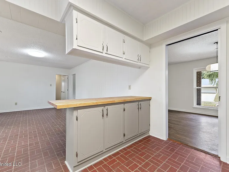 6104 Gruich Cir — Photo 8