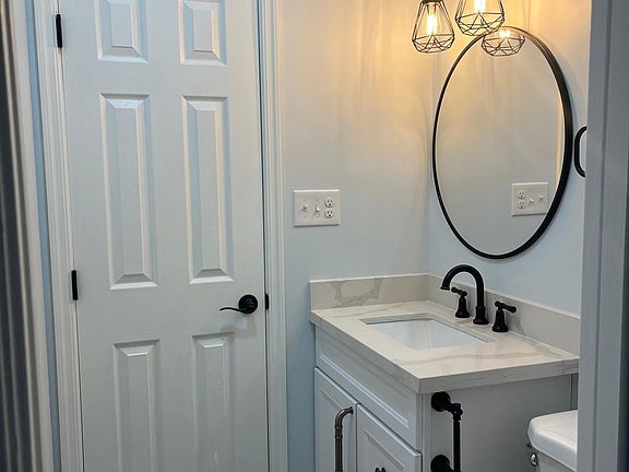 5th image of 3036 N 32nd St Unit 305