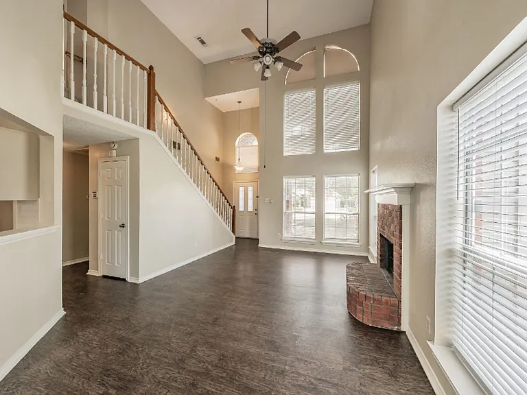 2136 Stoneridge Dr — Photo 4