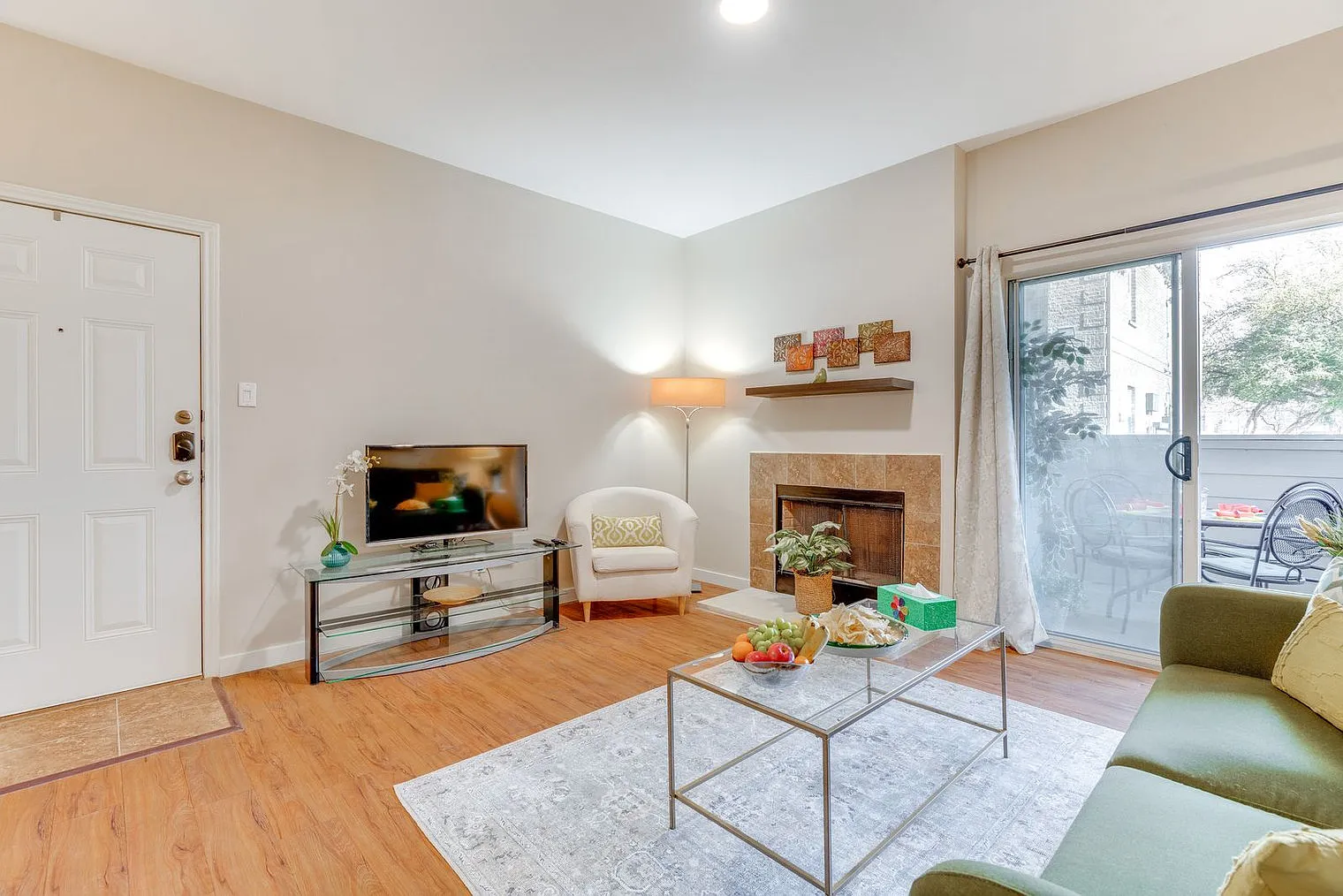 1 bed, 1.0 bath, 656 sqft, $2,322 — Photo 3