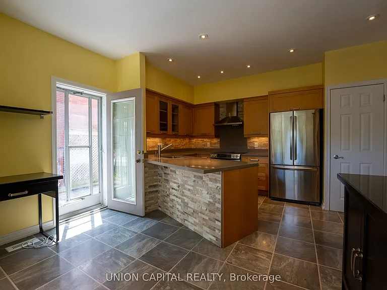 230 Saint George St #1 — Photo 7