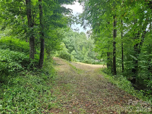 638 Crystal Tree Dr, Waynesville, NC 28785