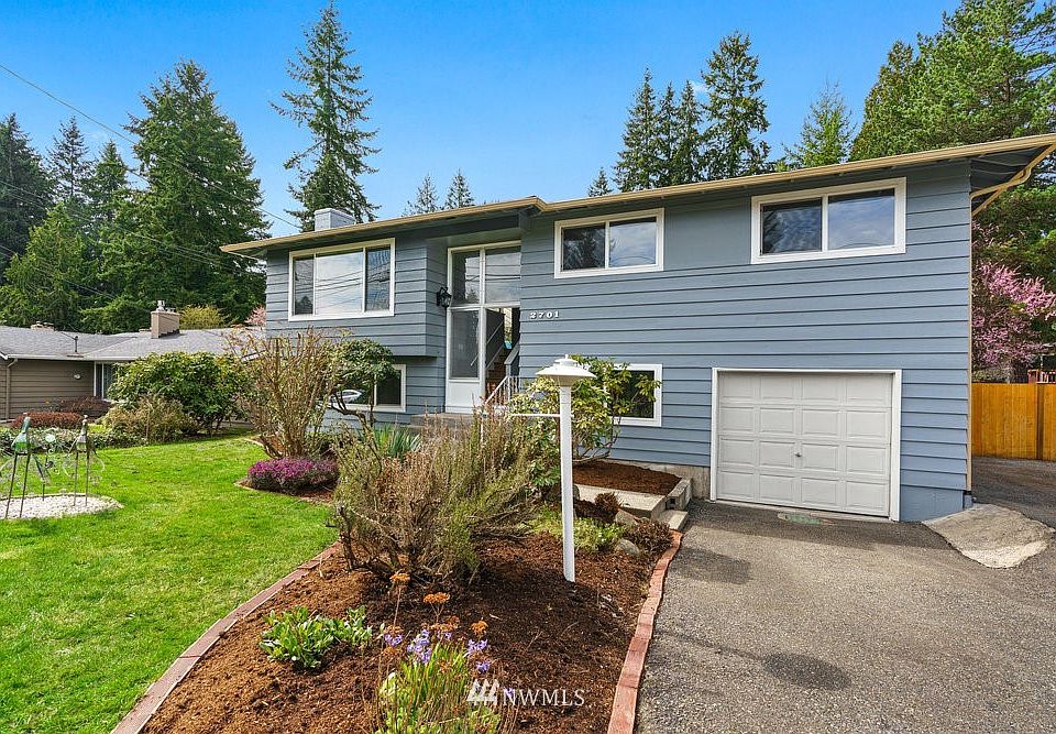 Desirable Ardmore neighborhood in Bellevue on a quiet street with quick access to parks, freeway, shopping, amenities & more. 