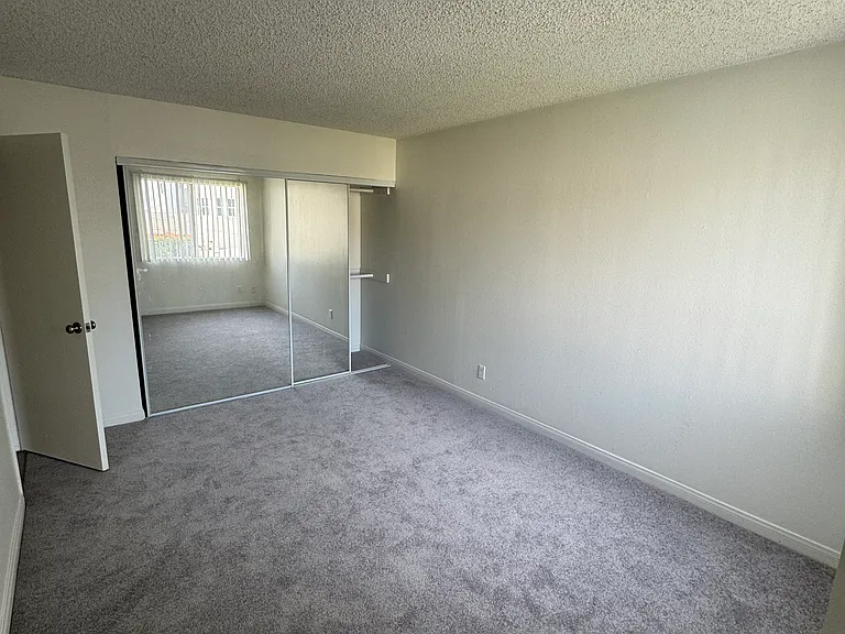 1247 N June St — Photo 27