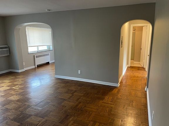 2nd image of 2229 Victory Pkwy APT F1