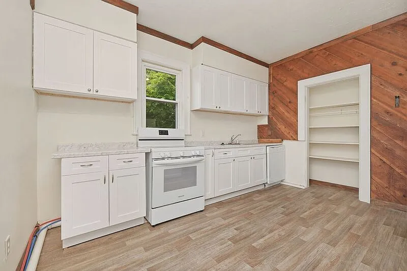 3 bed, 1.0 bath, $1,295 — Photo 4