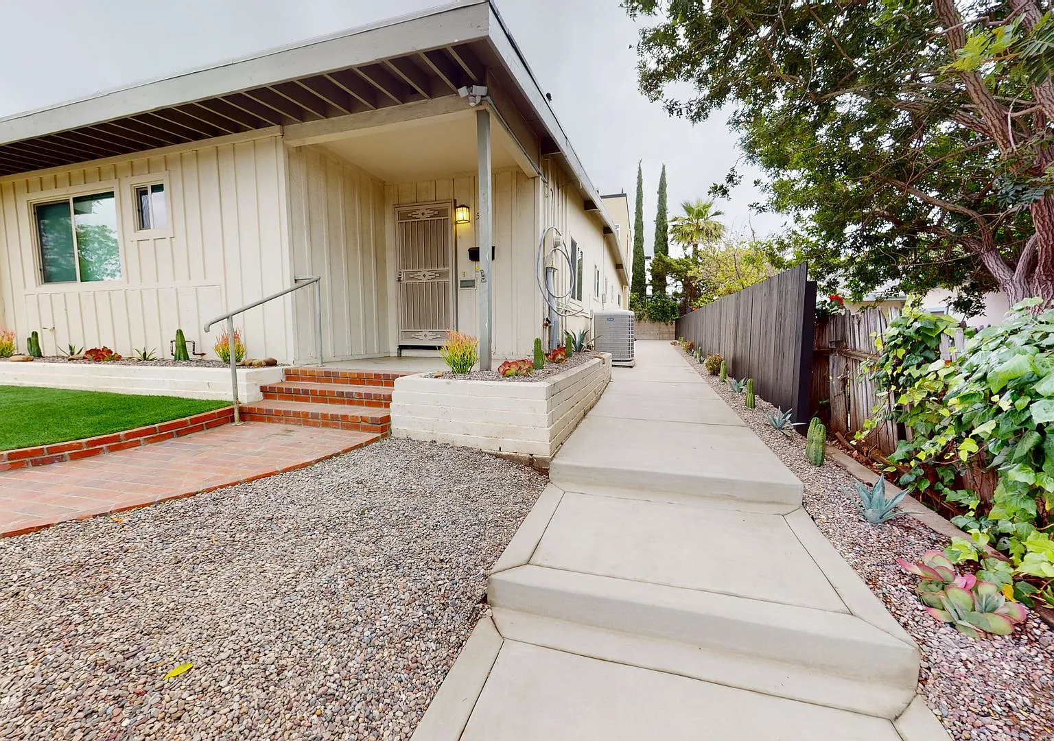 5BD/3BA on Hewlett, Quiet Neighborhood! 2 Car Garage — Photo 2