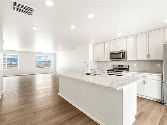 DEN_Kitchen_14431-Pansy-Loop