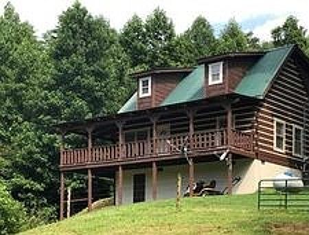 Cozy log w/ great views!