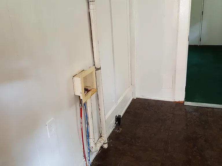 Laundry Area / Washer and Dryer Connections