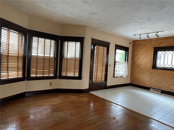 3rd image of 1592 Olivewood Ave