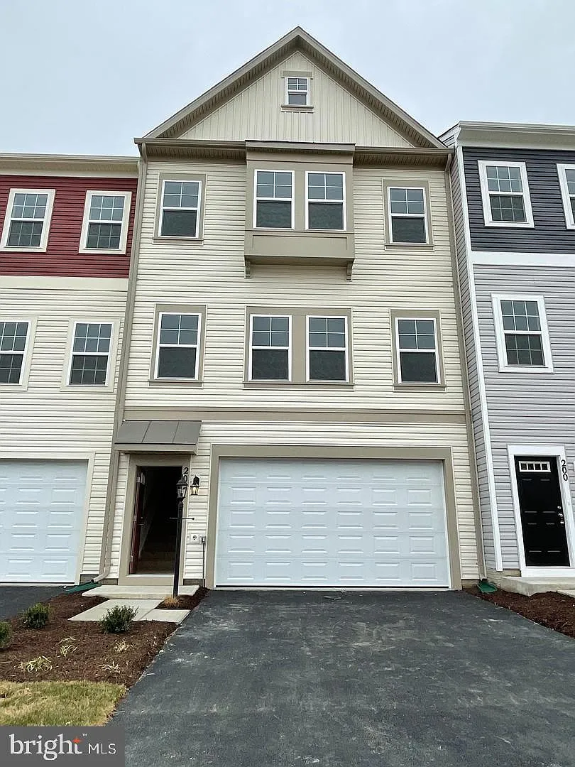 3 bed, 4.0 bath, 2714 sqft, $2,200 — Photo 1