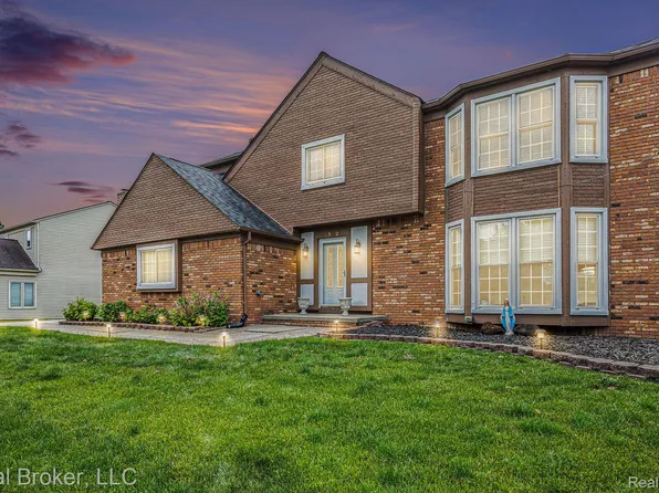 5582 Greenbriar Dr, West Bloomfield, MI 48322