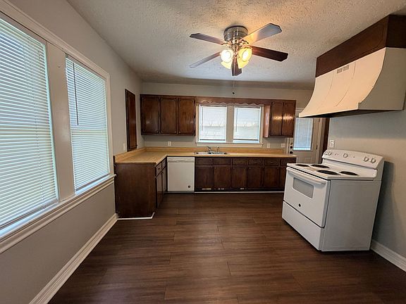 3rd image of 3002 N Main St