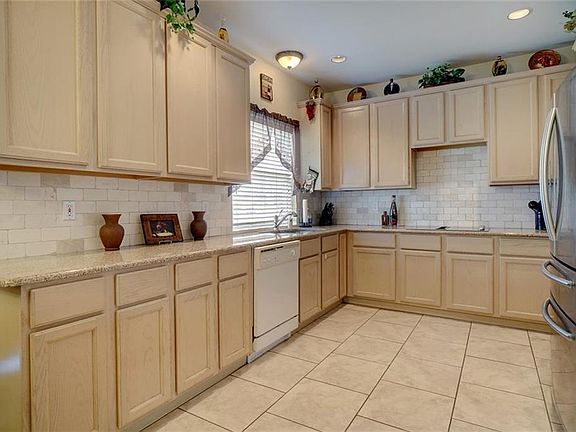 3rd image of 804 Sparks Ct