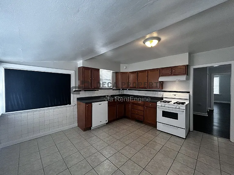 7026 Bancroft Ave — Photo 5