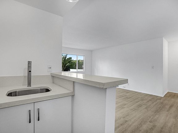 4th image of 14315 Moorpark St APT 109
