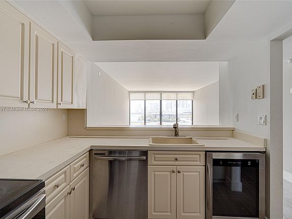 5th image of 555 NE 15th St APT 12H