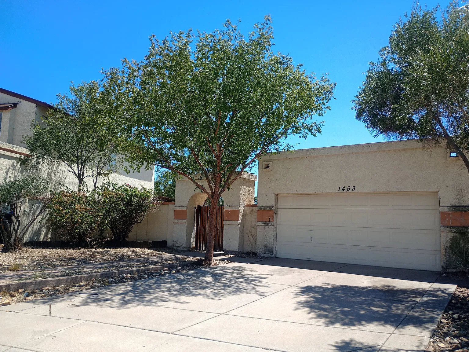 3 bed, 1136 sqft, $1,900 — Photo 2