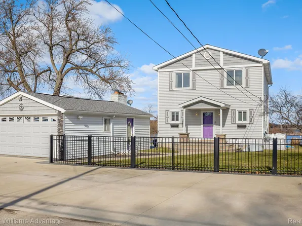 2060 Kingston St, White Lake, MI 48386