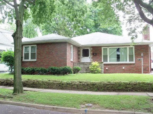 902 Charlotte St, Pekin, IL 61554