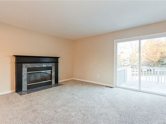 5th image of 14 Lexington Dr