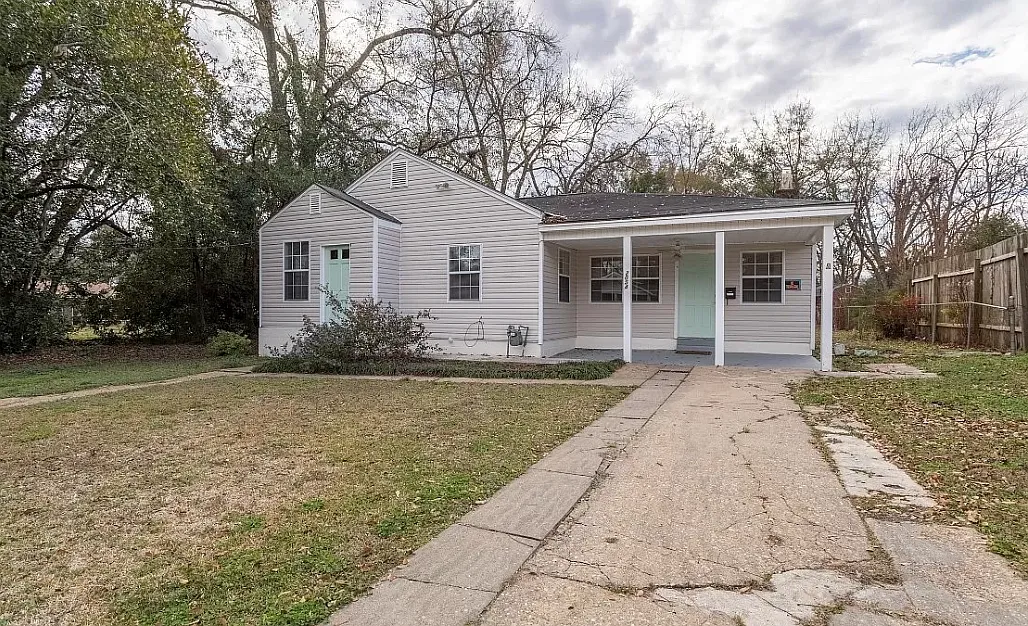 3 bed, 2.0 bath, 1407 sqft, $1,300 — Photo 3