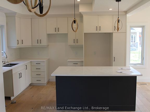 4th image of 766 Campbell Ave