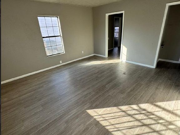 5th image of 627 BEXAR DR