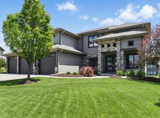 20956 Pine Cir, Elkhorn, NE 68022