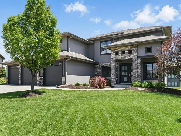20956 Pine Cir, Elkhorn, NE 68022