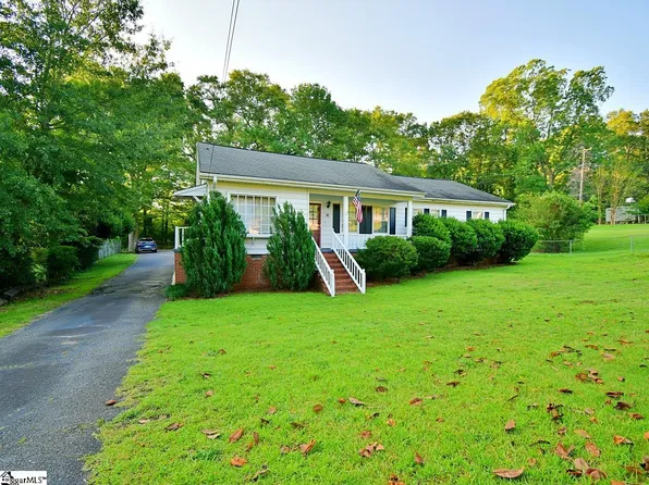 16 E Summit Dr, Ware Shoals, SC 29692