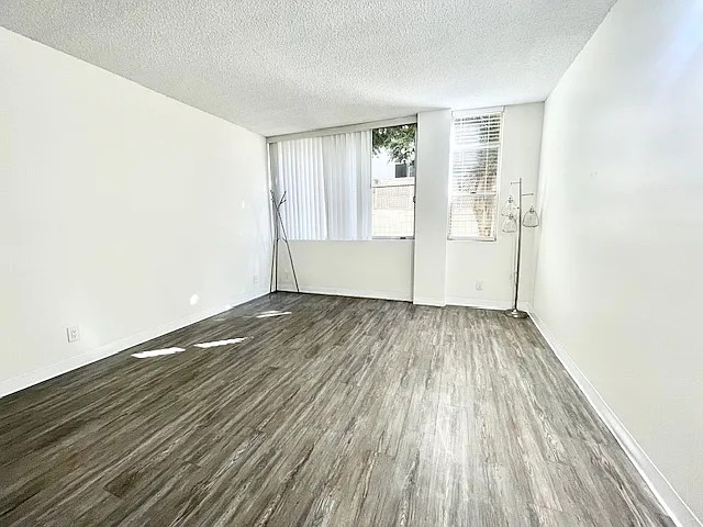 Occidental Towers Apartments — Photo 156