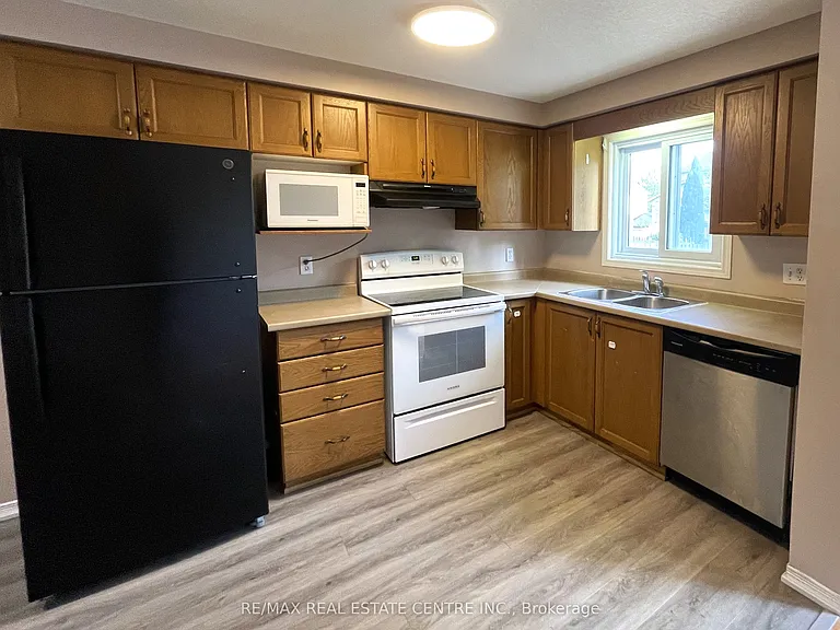 300 Activa Ave — Photo 2