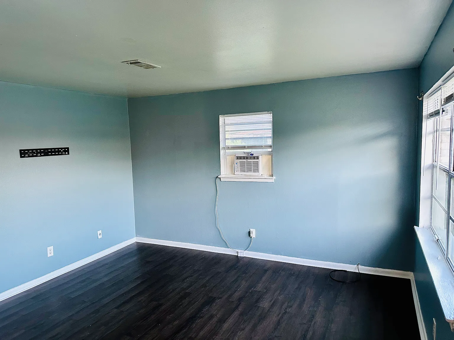 112 Vickie Dr — Photo 2