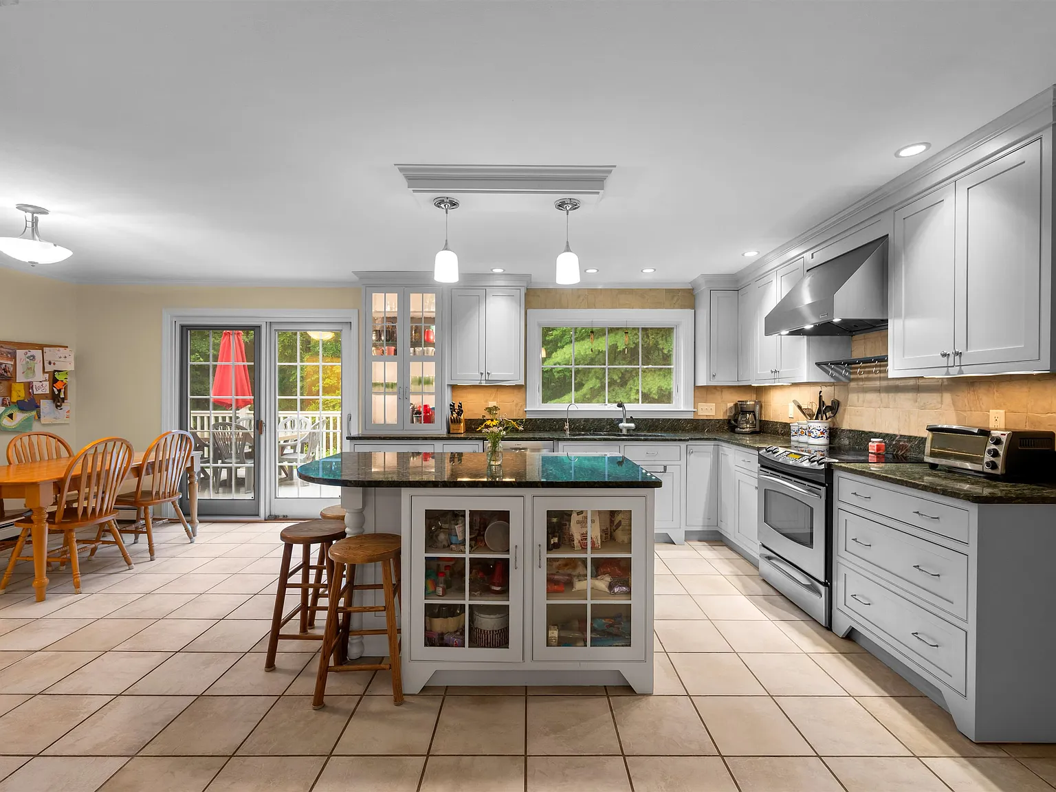4 bed, 2.5 bath, 3260 sqft, $4,800 — Photo 4