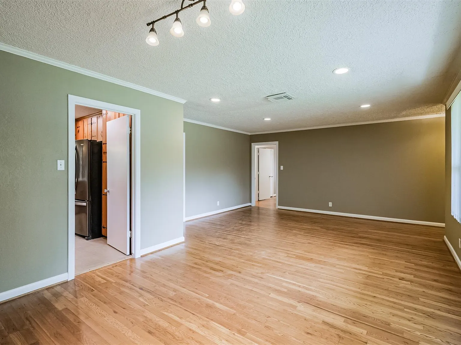 3 bed, 2.0 bath, 1752 sqft, $2,200 — Photo 3