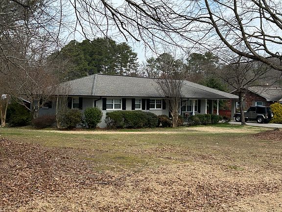 Flat corner lot home with fenced back yard. 3 bedrooms 2 baths. Hardwood floors, fireplace, laundry. Minutes from downtown Marietta and Wellstar hospital. Great access to I-75 and I-575.