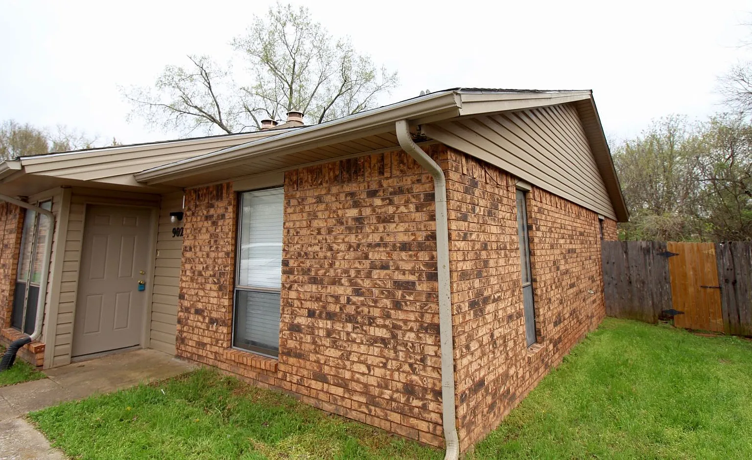 900-902 Acacia Circle — Photo 2