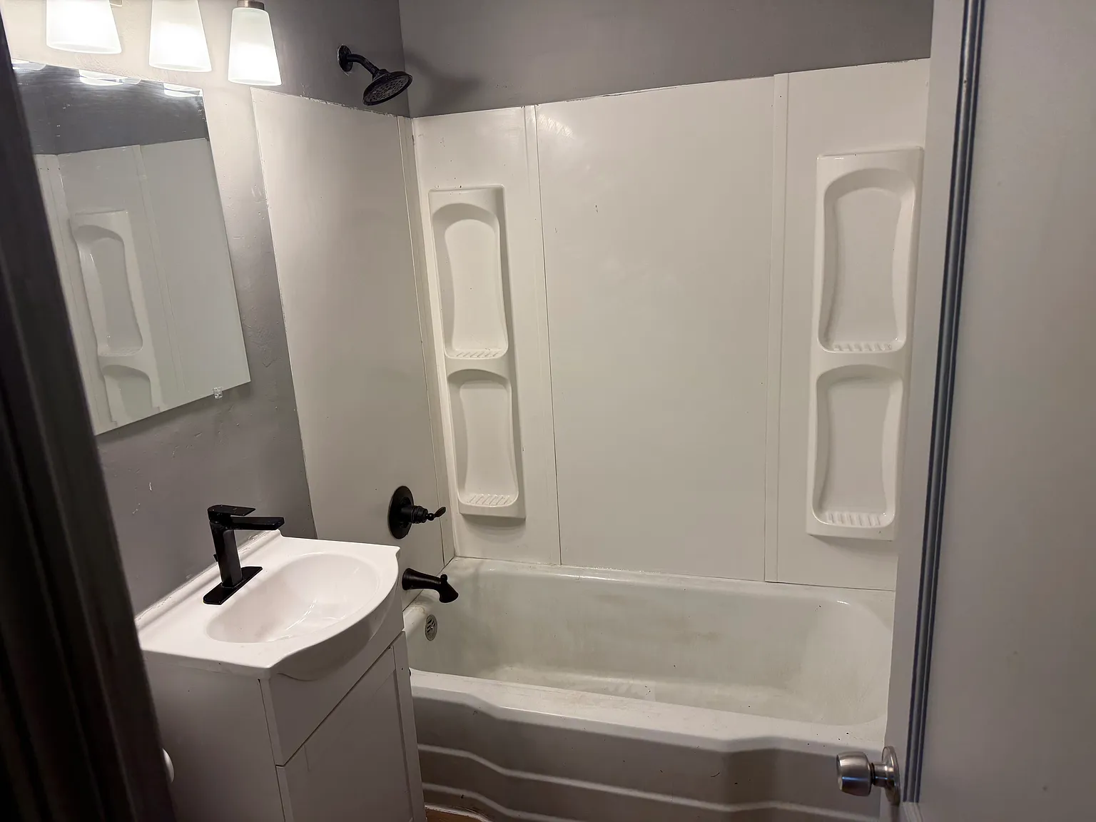3 bed, 1093 sqft, $1,055 — Photo 2